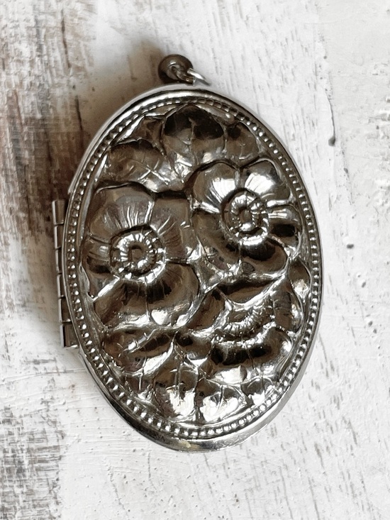 Jewelry - Vintage Oval Poppy Floral Etched Silver Tone Embossed Locket Pendant